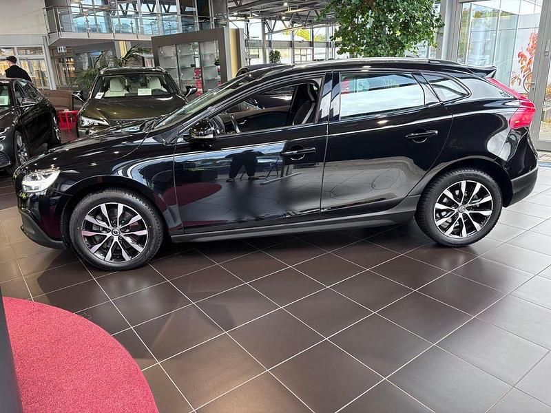 Gebraucht Volvo V40 Momentum 152 PS (111 kW) 2018 Schwarz SUV