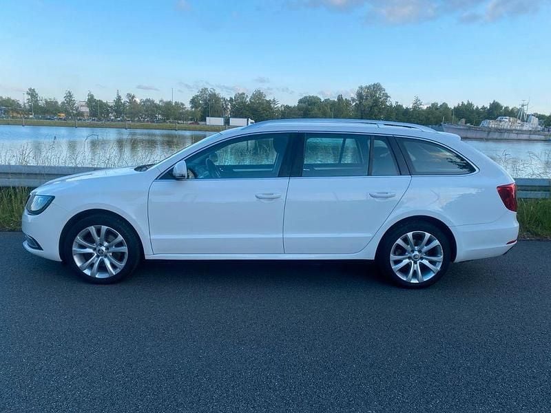 Gebraucht Skoda Superb Ambition 140 PS (102 kW) 2015 Weiß Kombi