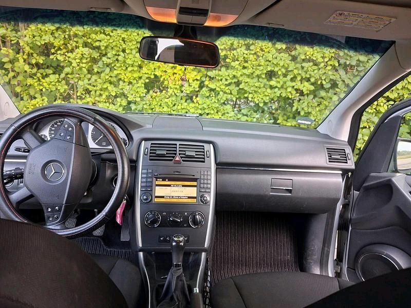 Silber Gebraucht 2010 Mercedes B180 Van / Kleinbus | 3.800 € (Guter Preis) - Bild 1/4