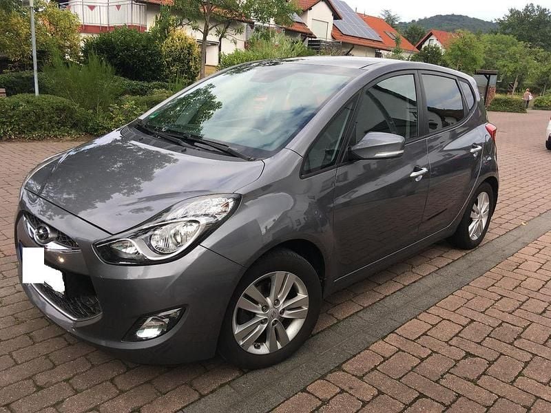 Grau Gebraucht 2014 Hyundai ix20 Premium Kleinwagen | 4.400 € (Fairer Preis) - Bild 1/4