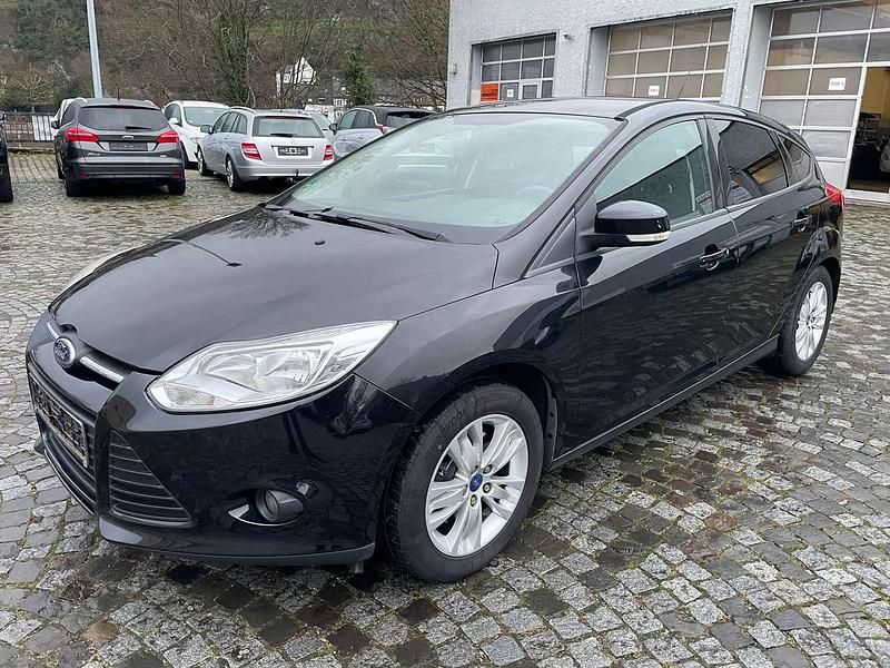 Pantherschwarz metallic Gebraucht 2011 Ford Focus Trend Kleinwagen | 4.650 € (Fairer Preis) - Bild 1/4