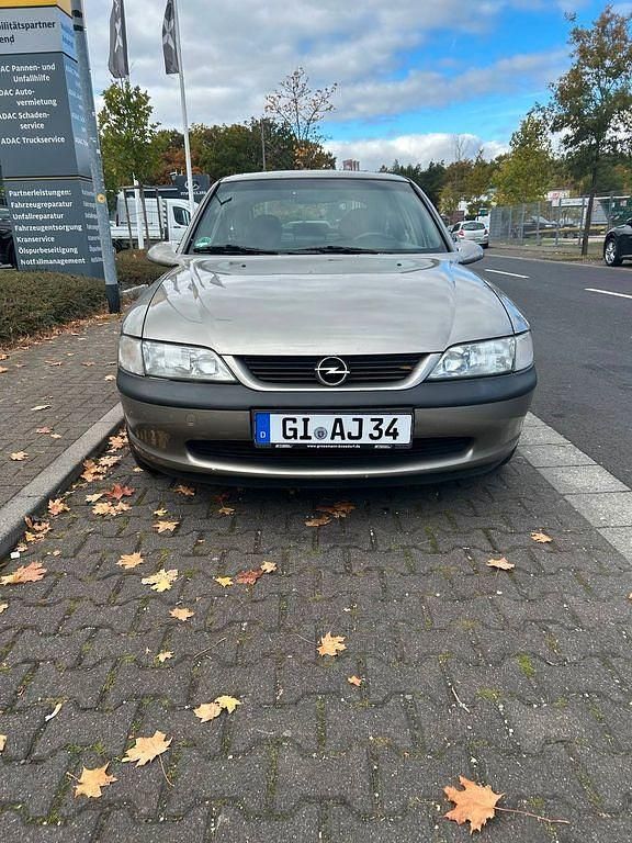 Beige Gebraucht 1996 Opel Vectra Limousine | 1.900 € (Fairer Preis) - Bild 1/4