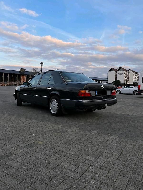 Gebraucht Mercedes E260 160 PS (117 kW) 1989 Blau Limousine
