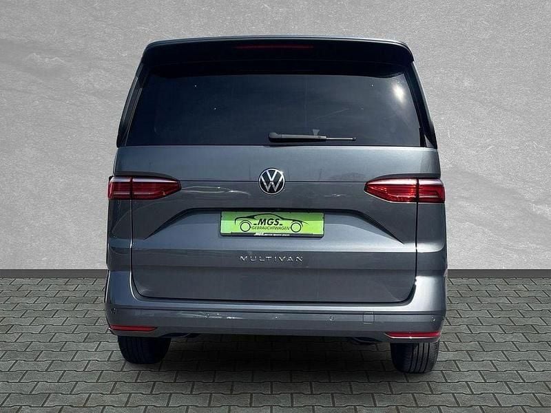 Gebraucht VW Multivan 136 PS (100 kW) 2023 Grau Van / Kleinbus