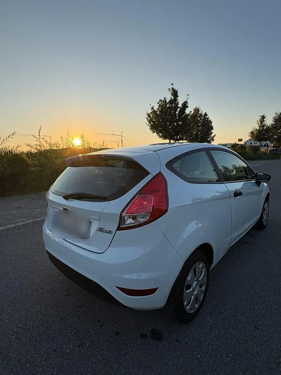 Gebraucht Ford Fiesta 60 PS (44 kW) 2014 Weiß Kleinwagen