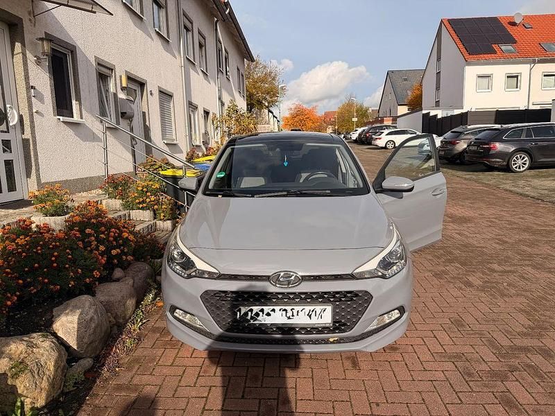 Grau Gebraucht 2015 Hyundai i20 Classic Limousine | 8.000 € (Fairer Preis) - Bild 1/4