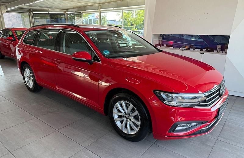 Rot Gebraucht 2023 VW Passat Business Kombi | 17.990 € (Superpreis) - Bild 1/4