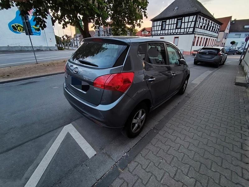 Gebraucht Kia Venga 90 PS (66 kW) 2012 Grau Kleinwagen