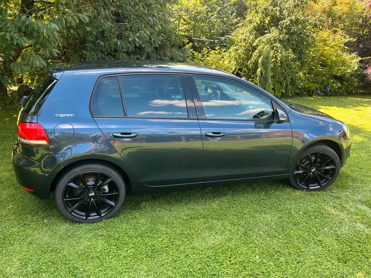 Gebraucht VW Golf VI Team 105 PS (77 kW) 2010 Blau Limousine
