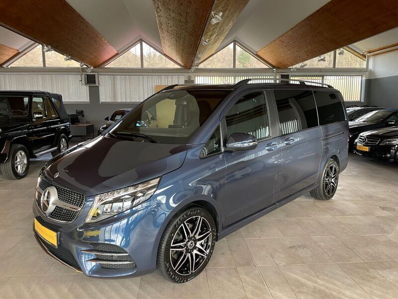 Blau Gebraucht 2023 Mercedes V300 AMG Van / Kleinbus | 58.900 € (Superpreis) - Bild 1/4