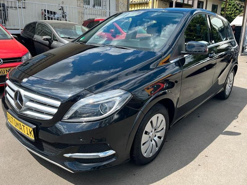 Schwarz Gebraucht 2015 Mercedes B200 Van / Kleinbus | 8.990 € (Guter Preis) - Bild 1/4