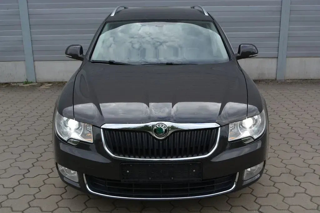 Gebraucht Skoda Superb Elegance 140 PS (102 kW) 2011 Braun Kombi