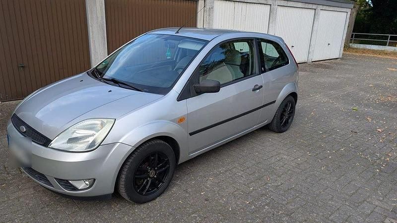Silber Gebraucht 2002 Ford Fiesta Ghia Kleinwagen | 2.500 € - Bild 1/4