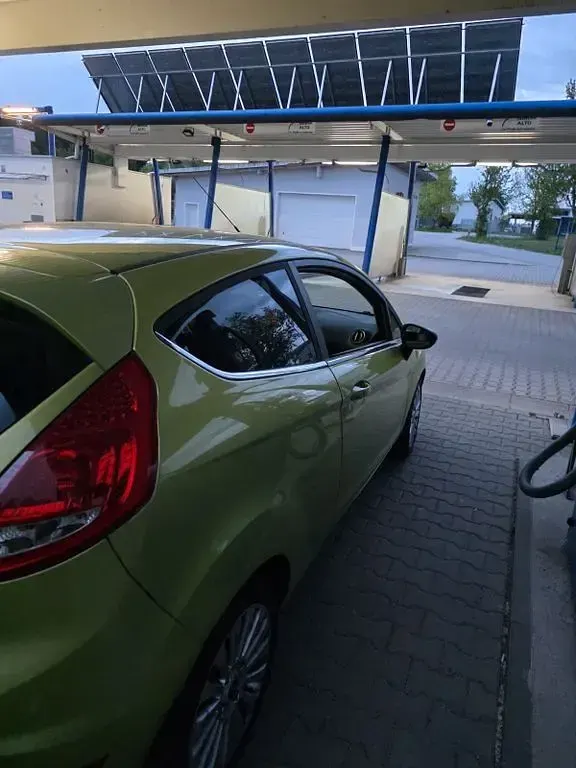 Gebraucht Ford Fiesta 97 PS (71 kW) 2010 Grün Limousine