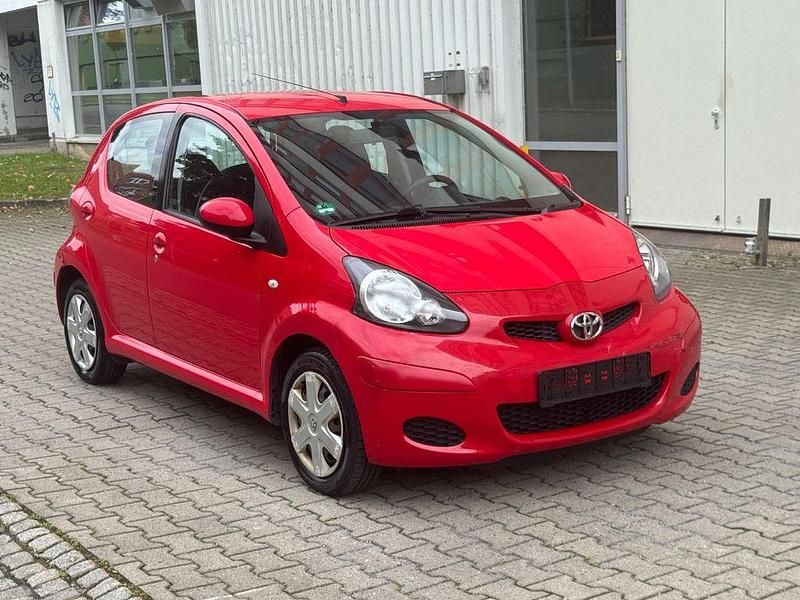 Rot Gebraucht 2011 Toyota Aygo Kleinwagen | 2.499 € (Guter Preis) - Bild 1/4