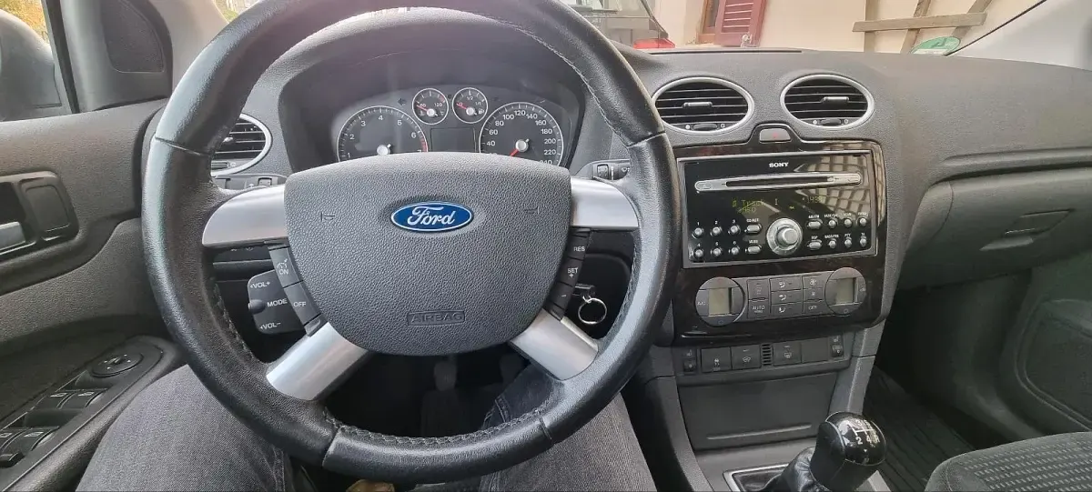 Używany Ford Focus Ghia 116 KM (85 kW) 2005 Czarny Sedan/Limuzyna