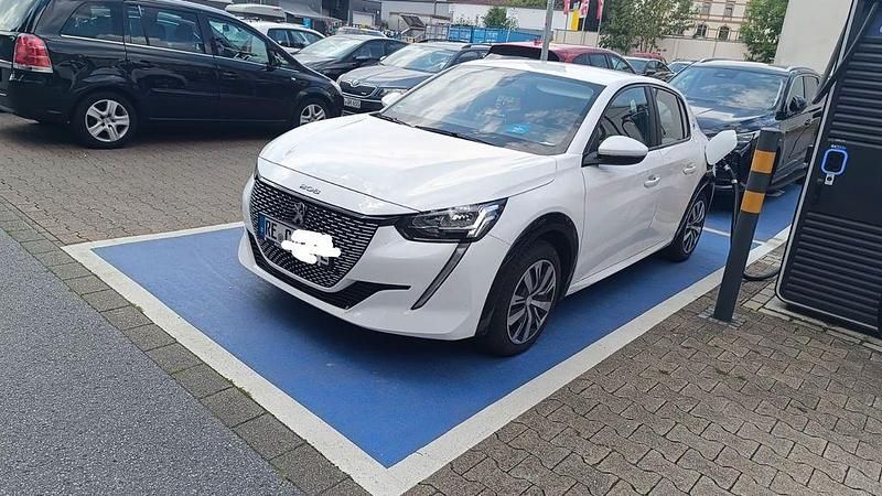 Weiß Gebraucht 2021 Peugeot e-208 Active Kleinwagen | 11.900 € (Guter Preis) - Bild 1/4