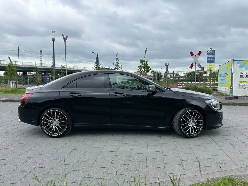 Gebraucht Mercedes CLA220 Urban 177 PS (130 kW) 2015 Schwarz Limousine