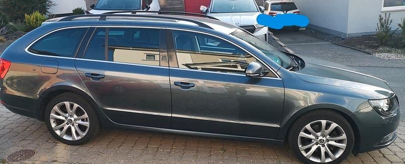 Grau Gebraucht 2015 Skoda Superb Best of Kombi | 11.600 € (Guter Preis) - Bild 1/4