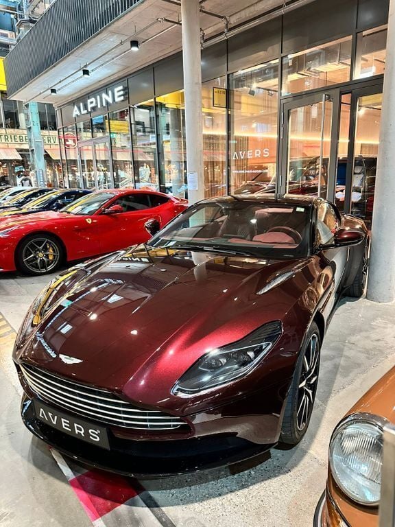 Divine red Gebraucht 2017 Aston Martin DB11 Coupé | 102.350 € (Superpreis) - Bild 1/4