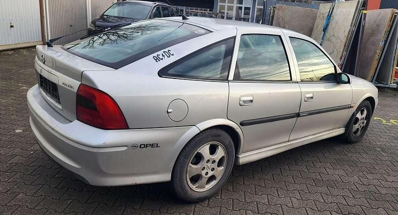 Gebraucht Opel Vectra Edition 101 PS (74 kW) 1999 Silber Limousine
