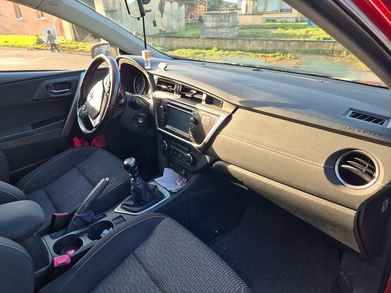 Gebraucht Toyota Auris Comfort 132 PS (97 kW) 2014 Rot Limousine