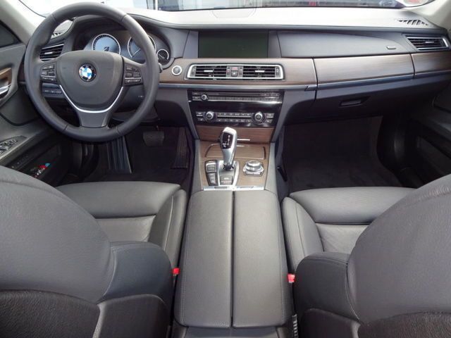 Gebraucht BMW 740 306 PS (225 kW) 2012 Silber metallic Limousine