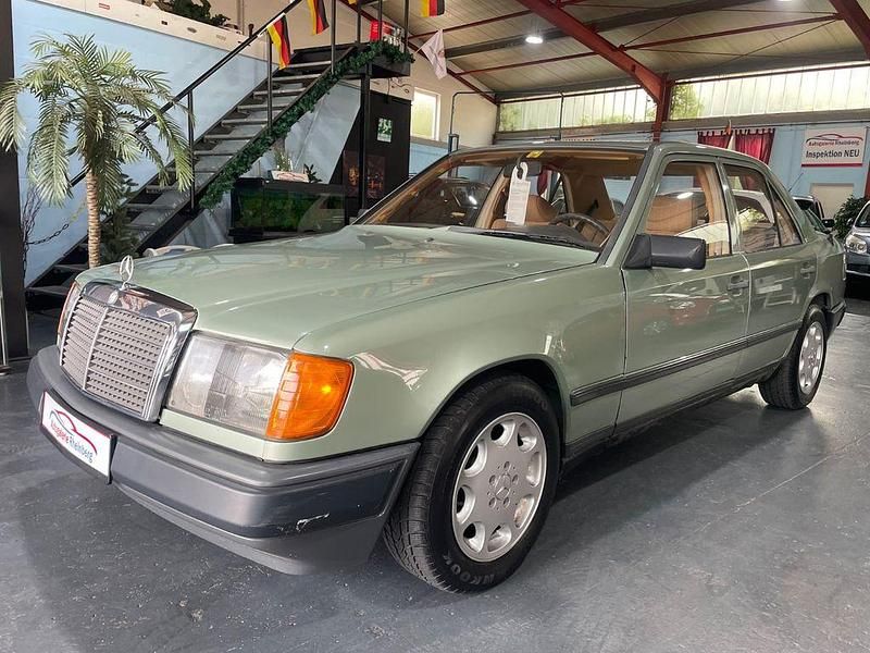 Grün Gebraucht 1987 Mercedes 200 Limousine | 4.490 € - Bild 1/4