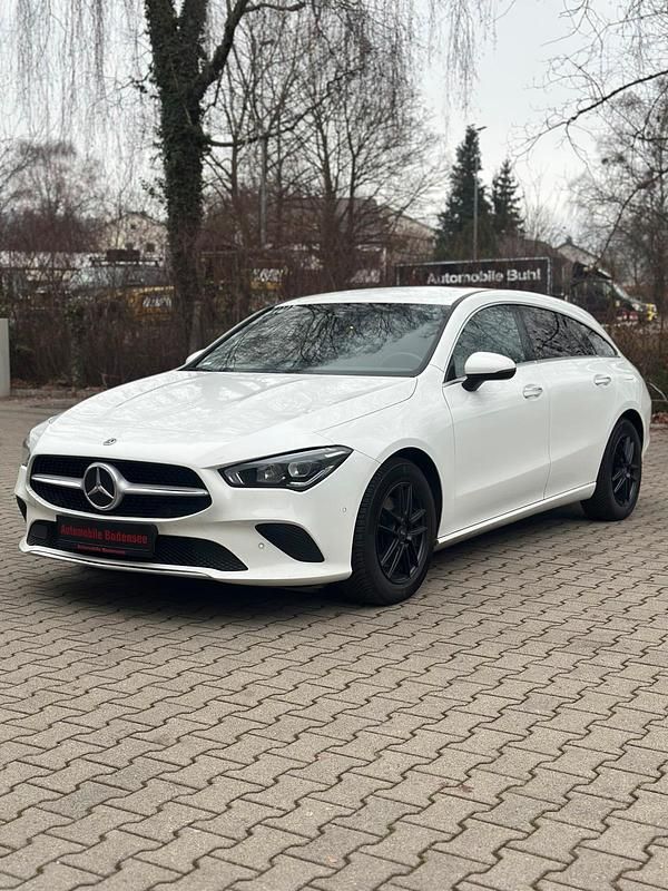 Weiß Gebraucht 2022 Mercedes CLA200 Shooting Brake Kombi | 20.300 € (Guter Preis) - Bild 1/4