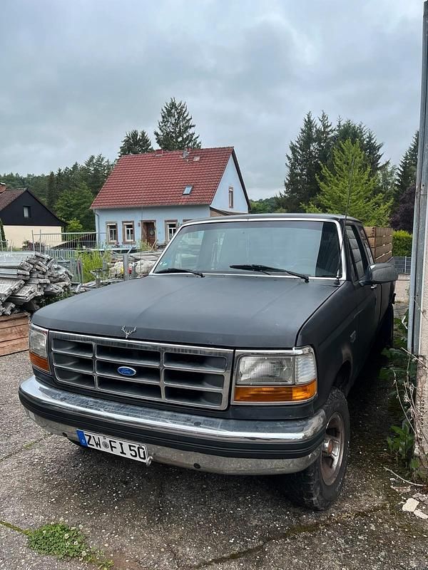 Używany Ford V8 XLT 180 KM (132 kW) 1993 Czarny SUV