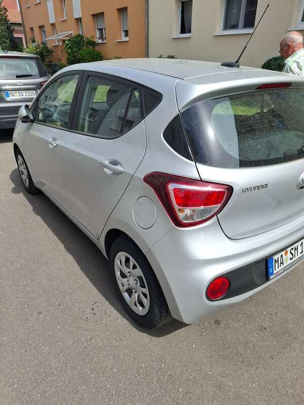 Silber Gebraucht 2018 Hyundai i10 Trend Kleinwagen | 7.500 € (Fairer Preis) - Bild 1/4