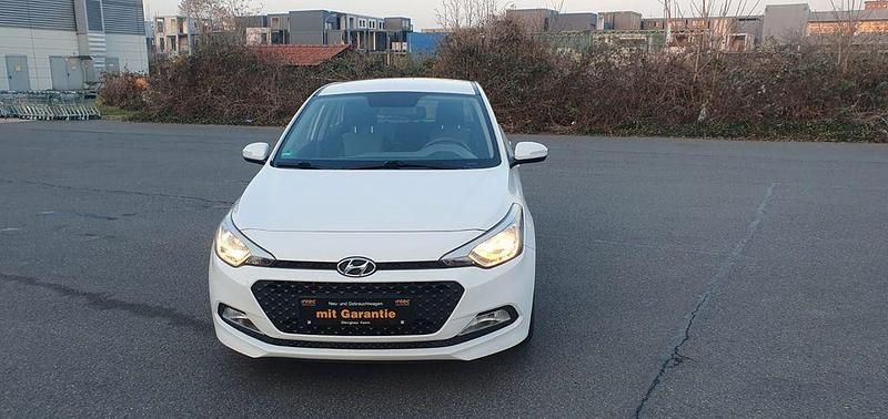 Gebraucht Hyundai i20 Classic 75 PS (55 kW) 2017 Weiß Limousine