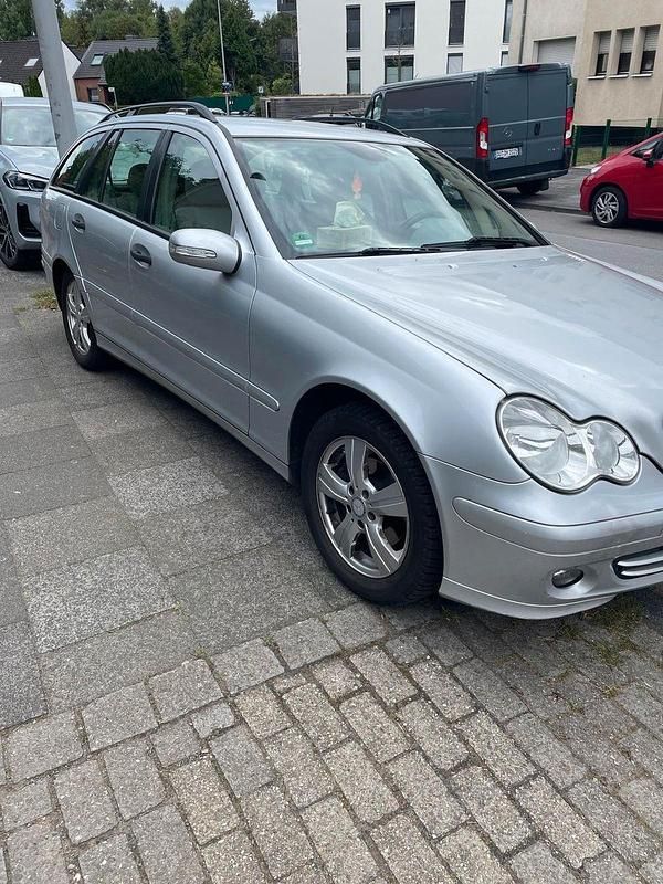 Silber Gebraucht 2006 Mercedes 220 Kombi | 2.850 € - Bild 1/4