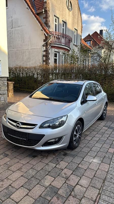 Gebraucht Opel Astra Active 140 PS (102 kW) 2014 Silber Kleinwagen