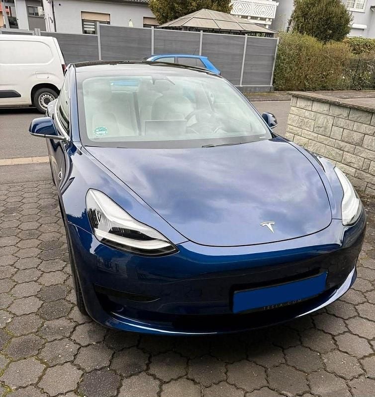 Second-hand Tesla Model 3 Standard Range 239 kW (325 CP) 2020 Albastru Berlinǎ