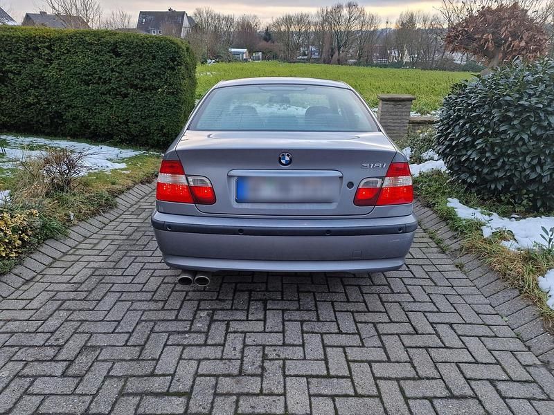 Grau Gebraucht 2004 BMW 318 Limousine | 2.000 € (Guter Preis) - Bild 1/4