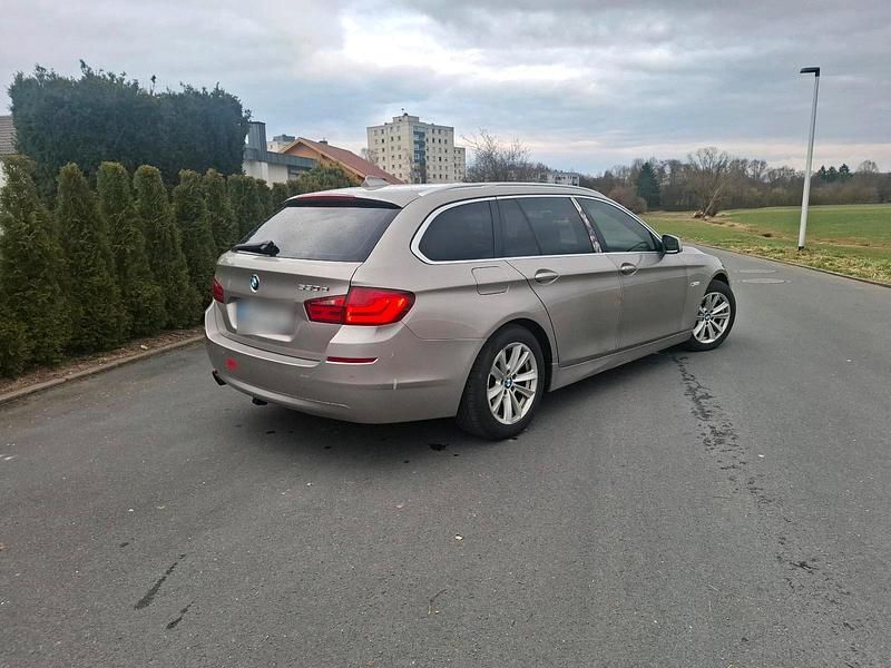 Gebraucht BMW 530 258 PS (189 kW) 2011 Gold Kombi