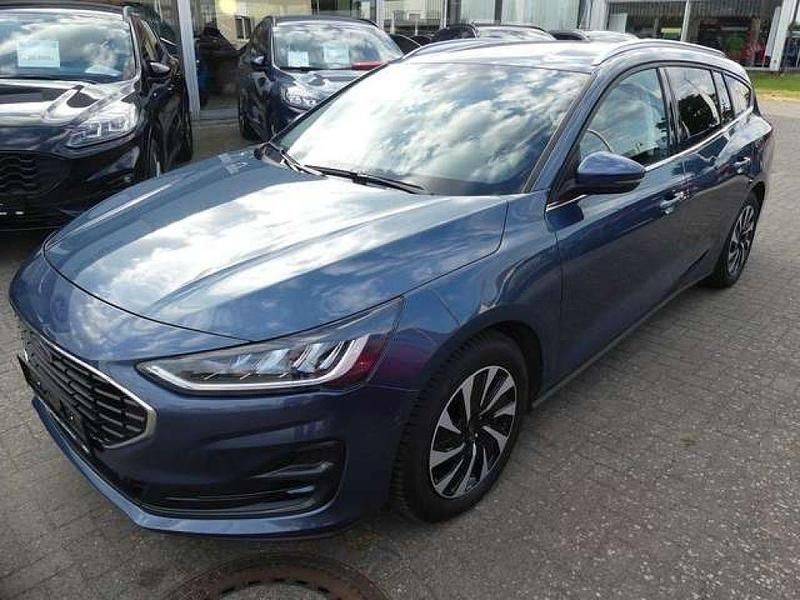 Chroma blau met. Gebraucht 2024 Ford Focus Titanium Kombi | 24.900 € (Fairer Preis) - Bild 1/4