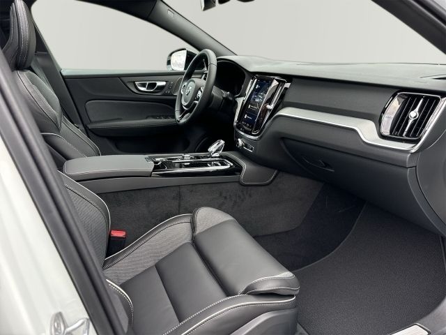 Gebraucht Volvo V60 Plus 398 PS (292 kW) 2024 Crystal white pearl / metallic Kombi