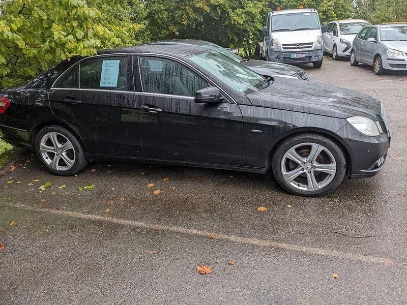 Schwarz Gebraucht 2010 Mercedes E200 Limousine | 5.250 € (Guter Preis) - Bild 1/4