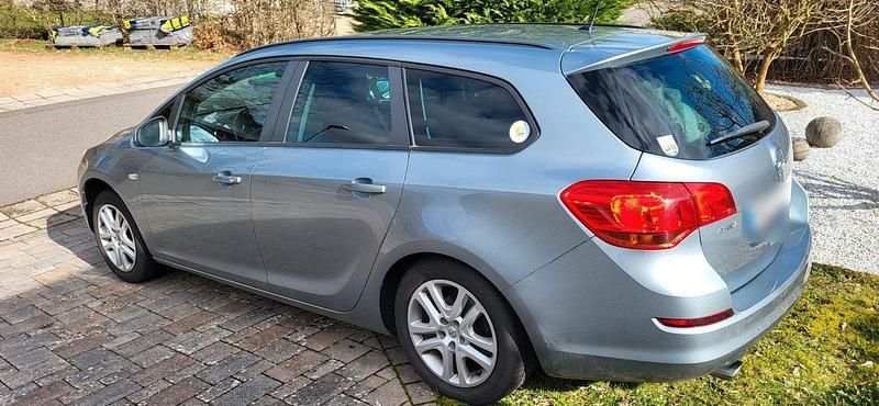 Gebraucht Opel Astra Design Edition 120 PS (88 kW) 2011 Grau Kombi