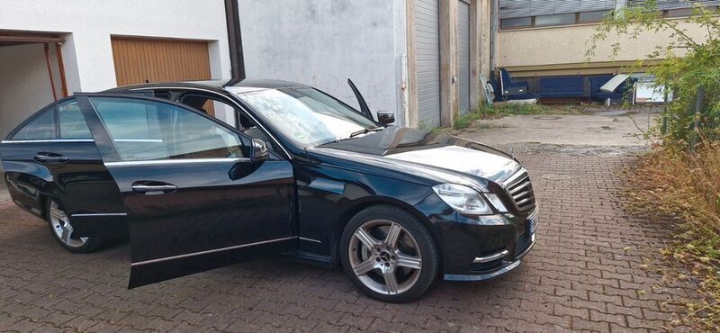 Schwarz Gebraucht 2012 Mercedes E500 Elegance Limousine | 22.000 € (Fairer Preis) - Bild 1/4