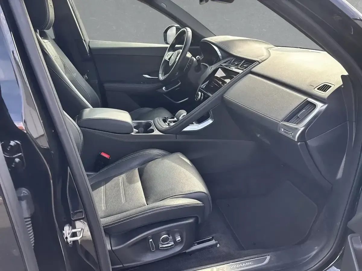 Käytetty Jaguar E-Pace R 204 HP (150 kW) 2023 Musta Katumaasturi