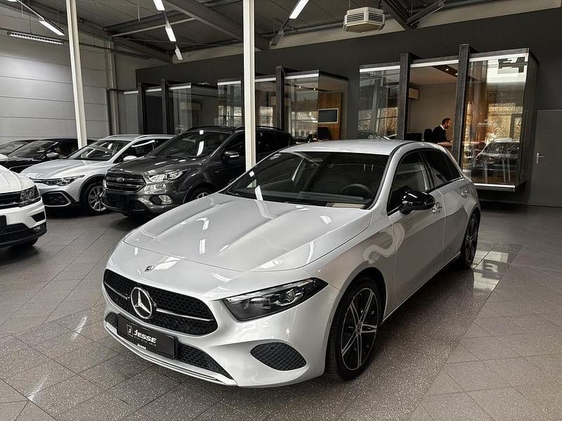 Iridiumsilber metalliclack (metallic) Gebraucht 2023 Mercedes A180 Progressive Limousine | 25.990 € (Fairer Preis) - Bild 1/4