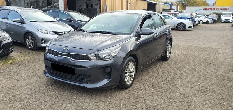 Grau Gebraucht 2017 Kia Rio DREAM-TEAM Edition Limousine | 5.200 € - Bild 1/4