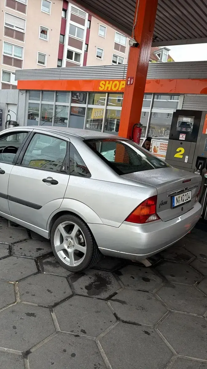 Gebraucht Ford Focus 90 PS (66 kW) 1999 Grau Limousine