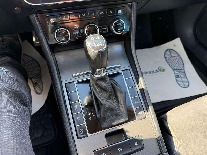 Gebraucht Skoda Superb Scout 4x4 190 PS (139 kW) 2020 Gold Kombi