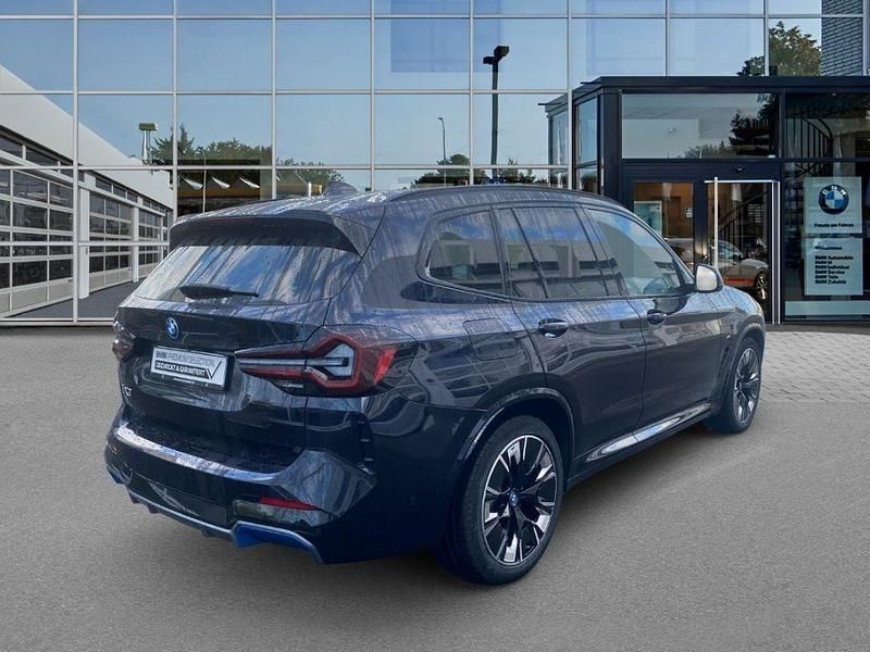 Gebraucht BMW iX3 Impressive 210 kW (286 PS) 2022 Carbonschwarz metallic SUV