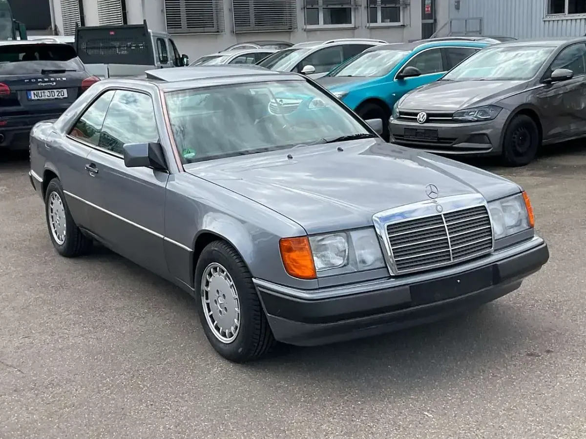Gebraucht Mercedes E230 132 PS (97 kW) 1990 Perlmuttgrau metallic (122u) Coupé