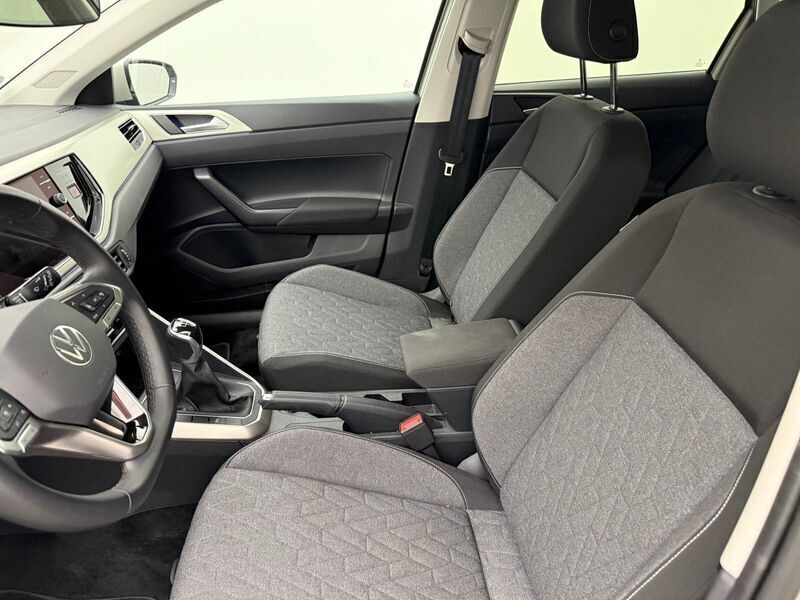 Gebraucht VW Polo IQ Drive 95 PS (69 kW) 2024 Silver metallic Kleinwagen